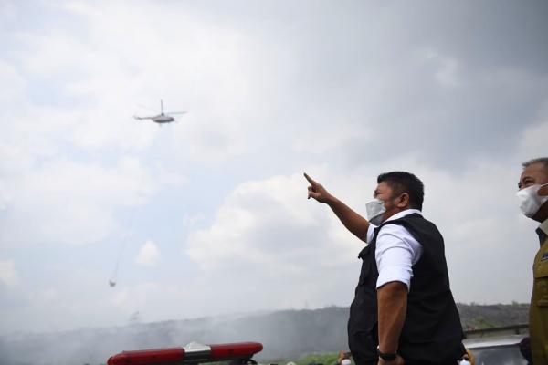 Kebakaran TPA Sukawinatan Palembang, Gubernur Herman Deru Turunkan Helikopter Water Bombing