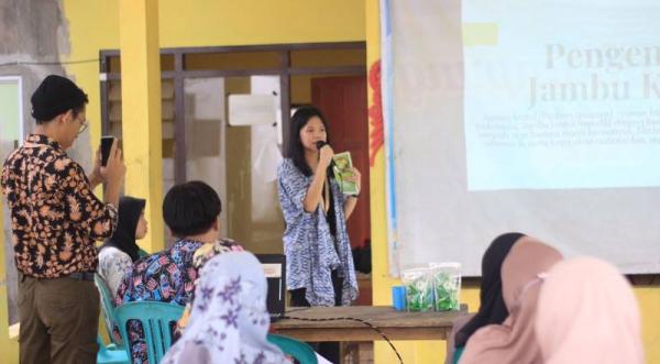 Mahasiswa UB Kembangkan Potensi Desa Cluring: Penyuluhan Bisnis Manisan Jambu Kristal
