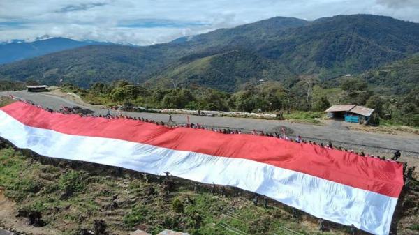 Jiwa Nasionalisme Masyarakat Sugapa Papua Tengah Tinggi, Kibarkan Bendera Raksasa di Bukit