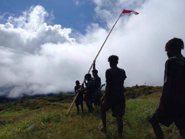 Sambut HUT RI ke-78 Tahun, Satgas Yonif PR 433/JS Ajak Warga Distrik Yigi Pasang Bendera Merah Putih