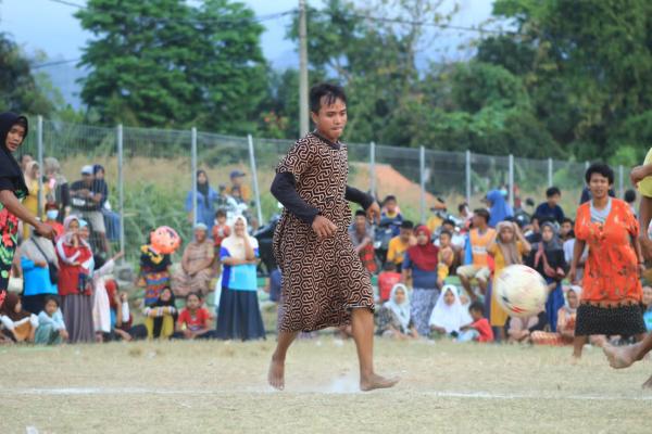 Unik,,, Desa Sogaan Probolinggo Meriahkan HUT ke-78 RI lewat Lomba Sepak Bola Berdaster