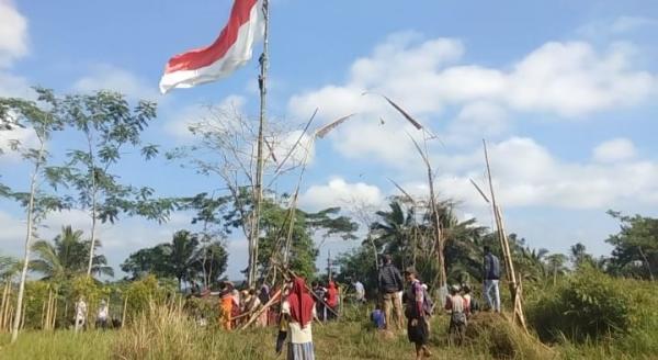 HUT RI Ke-78, Warga Cikukulu Tasikmalaya Kibarkan Bendera Merah Putih Raksasa di Puncak Pasir Tongo