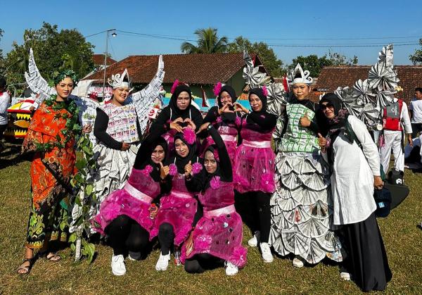 Kreatifitas Barang bekas Semarakkan Karnaval Agustusan di Kelurahan Sokanandi Banjarnegara