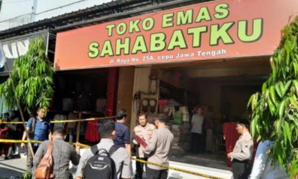 Pakai Senpi Dua Pria Rampok Toko Emas di Blora