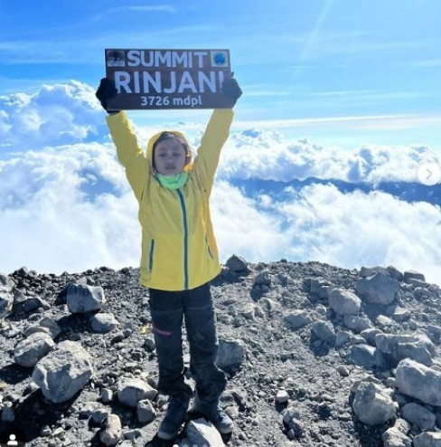 Gunung Rinjani, Bocah Perempuan 10 Tahun Ini Mampu Mendaki hingga Puncak