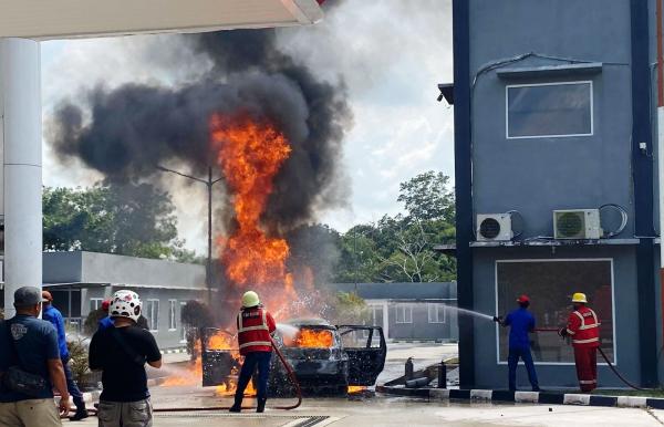 Mobil Ertiga Hangus Terbakar di Dekat SPBU Desa Perawas Belitung, 1 Sopir Luka-Luka