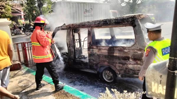 Mobil Angkot terbakar di SPBU Pringsewu saat Hendak Isi BBM