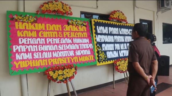 Terdakwa Penipuan Arisan Japo Disidang, Korban Kirim Karangan Bunga ke PN Semarang