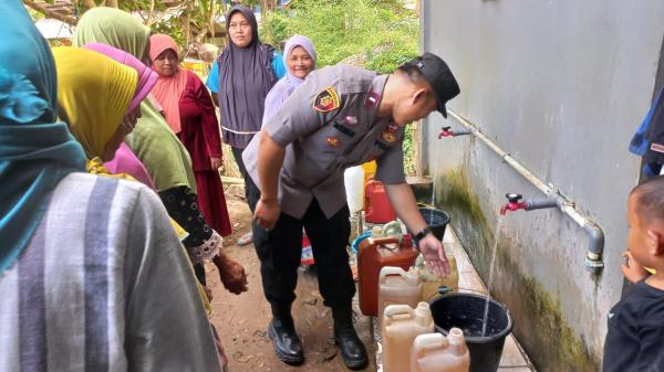 Polisi Bantu Warga Garut Peroleh Air Bersih
