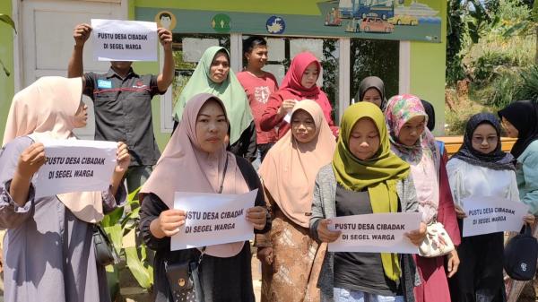 Emak-emak di Desa Cibadak Cibeber Segel Pustu, Ada Apa?