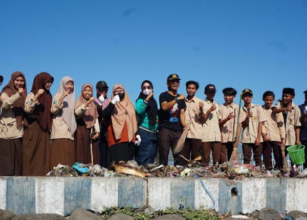 Peringati HUT ke-78 RI, PE-POMI Gandeng Masyarakat Situbondo Bersih-bersih Pantai