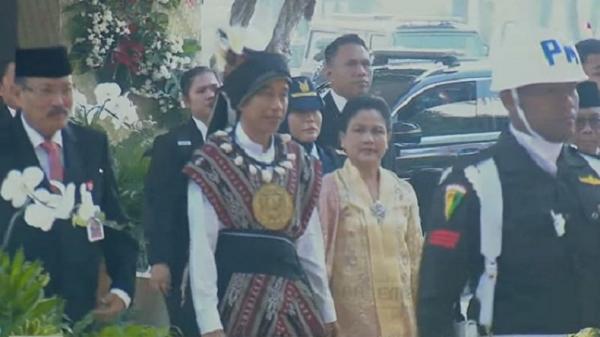 Tiba di Gedung Nusantara Presiden Jokowi Kenakan Baju Adat Tanimbar Maluku