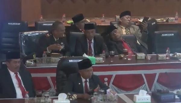 Penampakan Anggota DPRD Asahan Tak Dengarkan Pidato Jokowi, Ada yang Tertidur di Ruang Sidang