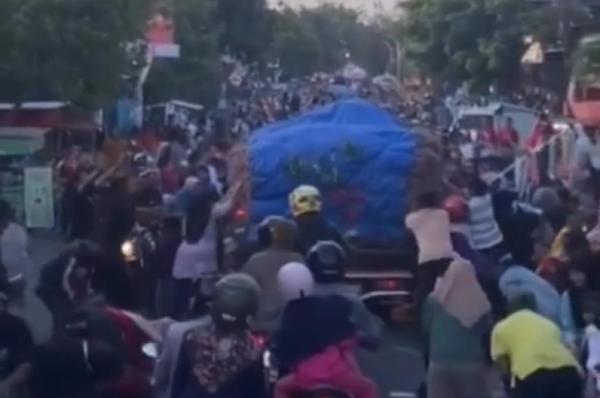 Viral, Aksi Warga Menjarah Mobil Pickup Bawa Bawang Merah di Ponorogo