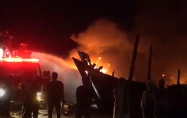 Kebakaran di Pelabuhan Jongor Kota Tegal hingga Dua Hari Belum Padam, Total 63 Kapal Terbakar