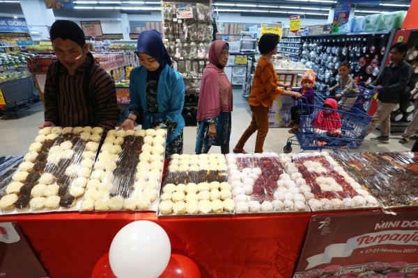 Mini Donat Terpanjang Meriahkan Kemerdekan RI