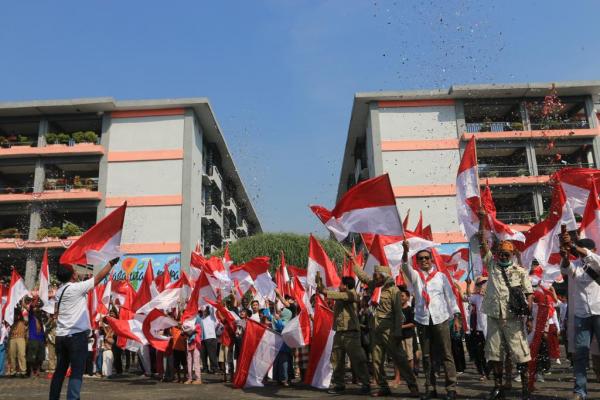 Berbagi 2.000 Bendera Merah Putih, PT JGU Ajak Pengungsi Turut Semarakkan HUT Ke-78 RI