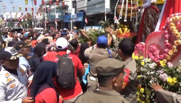 Ricuh, Warga Berebut Buah-buahan di Mobil Hias Karnaval Perayaan HUT RI ke-78 di Purwakarta