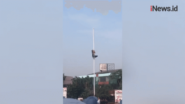 Heroik! Pemuda Panjat Tiang Bendera untuk Perbaiki Tali Pengerek saat Upacara HUT RI di Ciputat