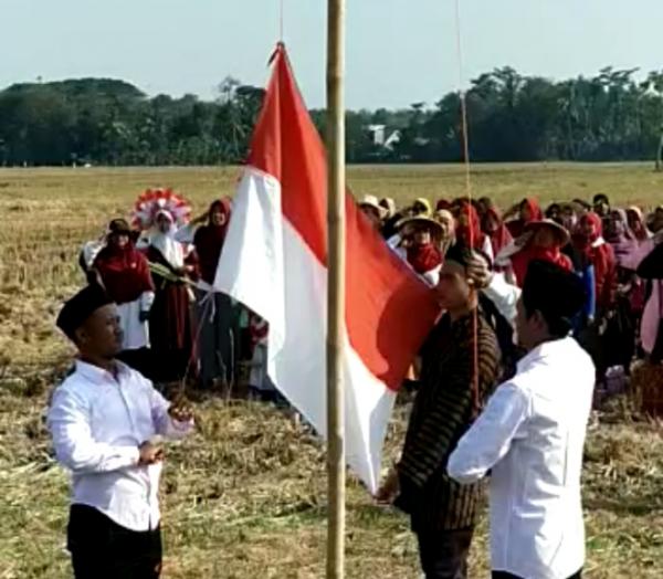 Detik-detik Proklamasi, Petani di Ampelgading Laksanakan Upacara Bendera di Tengah Areal Sawah