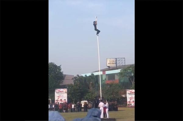 Pemuda Tangsel Panjat Tiang, Betulkan Bendera Nyangkut saat Upacara HUT RI ke-78