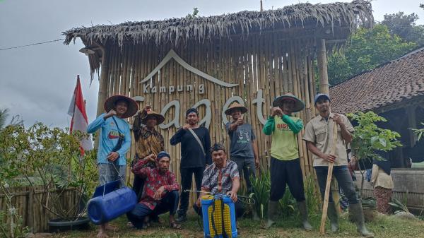 Petani di Kampung Gagot Gelar Upacara HUT RI Dengan Pakaian Khas