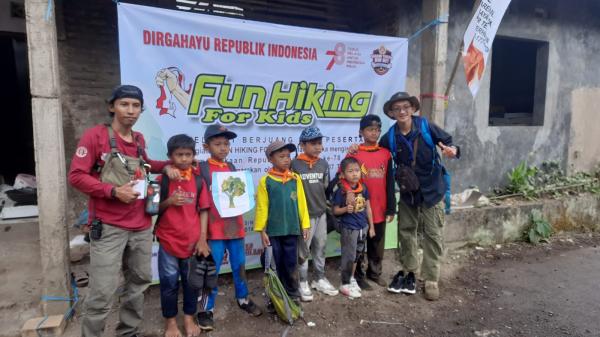 Rayakan HUT RI ke 78, Santri Ponpes Al-Munawwar Addimyati Tasikmalaya Gelar Fun Hiking For Kids