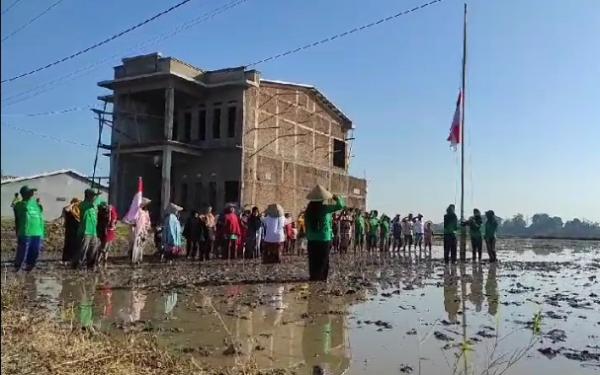 Cara Petani Desa Panakukang Memperingati HUT RI ke 78 di Sawah