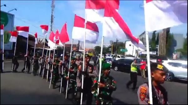 3 Menit Pengguna Jalan di Kota Probolinggo Diberhentikan, untuk Hormat Bendera Merah Putih