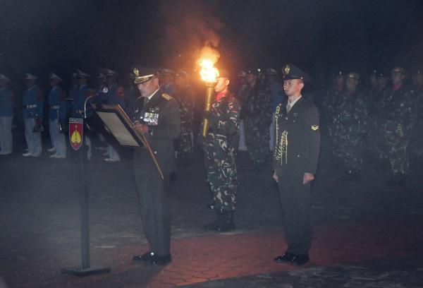 Prajurit TNI Khusyuk Ikuti Renungan Suci di Taman Makam Pahlawan Giri Tunggal