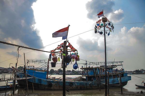 Potret Lomba Panjat Pinang di Pinggir Sungai Musi Palembang