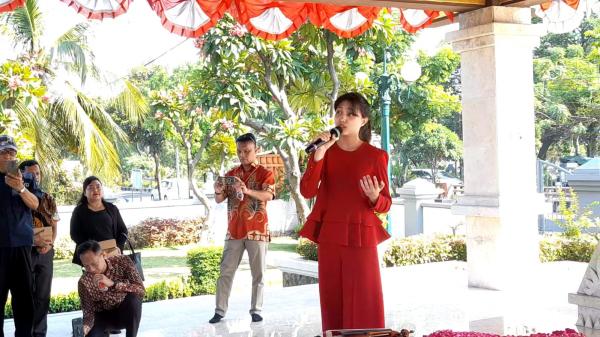 Cicit Pencipta Lagu Indonesia Raya Nyanyikan Ciptaan WR Supratman, Bikin Pengunjung Terpana