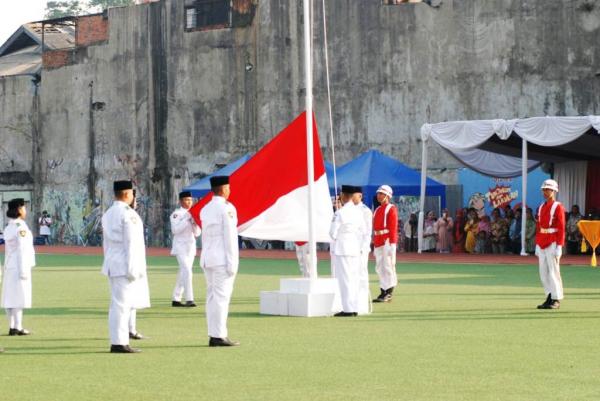 Pengibaran Bendera Merah Putih di Alun-alun Kecamatan Cibodas Kota Tangerang