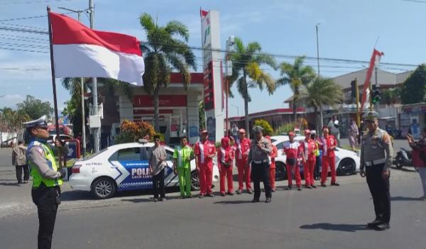 Detik - Detik Proklamasi, Seluruh Pengendara di Bondowoso Berhenti untuk Hormat Bendera Merah Putih