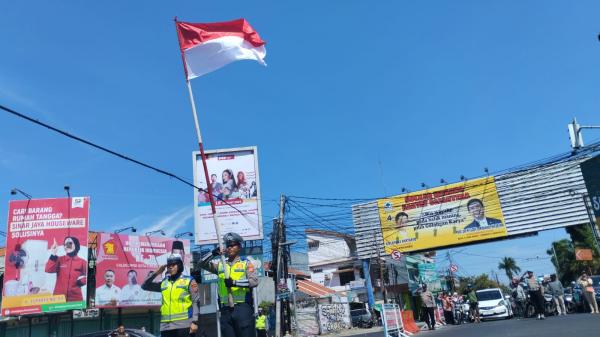 Detik-detik Proklamasi, Polisi dan Pengendara di Cirebon Hormat Bendera Merah Putih Ditengah Jalan