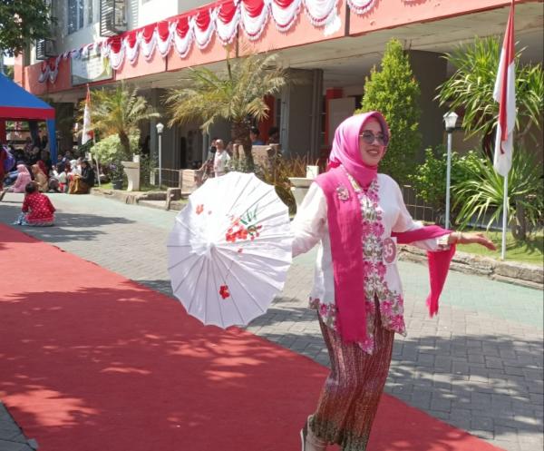 Guru dan Siswa SMKN 6 Surabaya Berlenggak-Lenggok Diatas Catwalk Mirip Model Profesional
