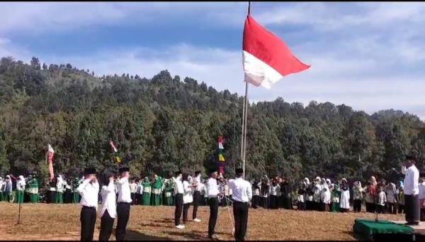 Ratusan Santri Gelar Upacara Bendera HUT RI ke 78 di Atas Bukit Sukanagara