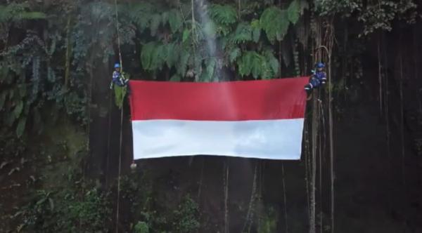 HUT RI ke-78, Tagana Tasikmalaya Kibarkan Bendera Merah Putih Raksasa di Curug Gado Bangkong