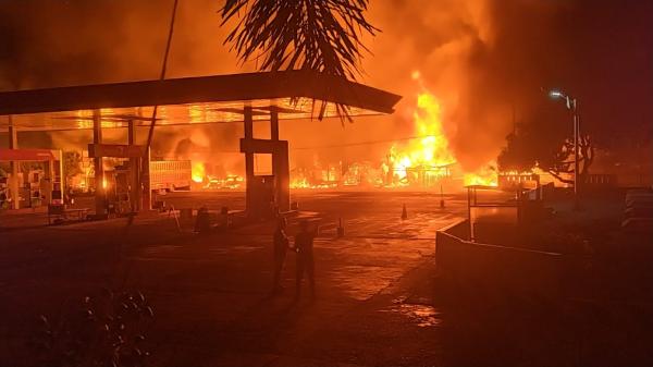 Kebakaran di Depan SPBU Simbuang Hanguskan Kios dan Rumah Warga di Mamuju