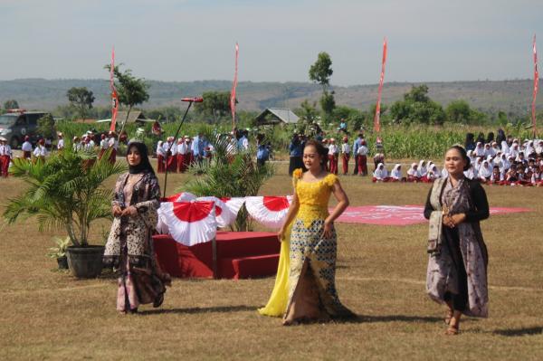 Dua Puluh Model Peragakan Fashion Show Batik Khas Desa Gaji, Peringati HUT RI ke 78