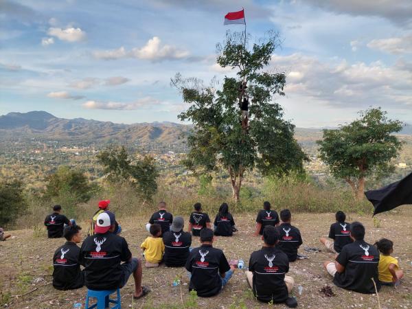 Komunitas Toyota Kijang Timor Kibarkan Bendera di Puncak Bukit Tauf TTU