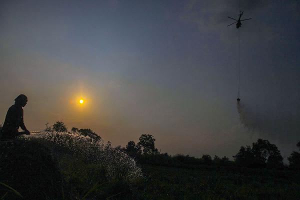 Potret Heli Water Bombing Padamkan Kebakaran Lahan Dipinggir Tol Palindra 