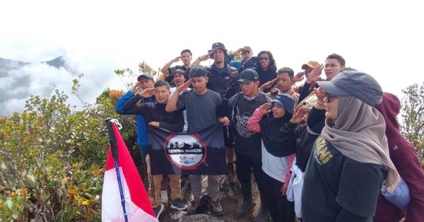 Semangat Pendaki Muda Wanita Aceh Mengibarkan Bendera Merah Putih di Puncak Gunung Burni Telong