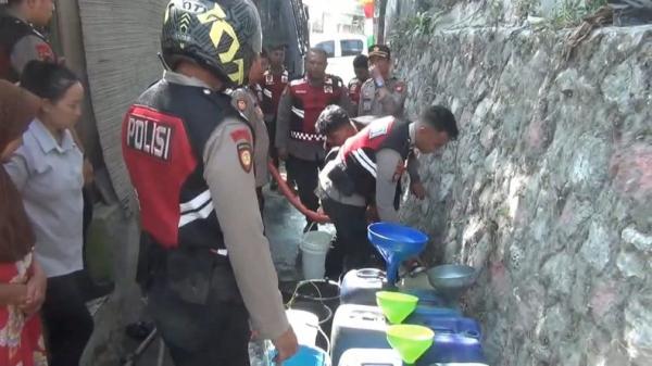 Polisi Bagikan 10.000 Liter Air Bersih di Padalarang, 1 Jam Ludes Diserbu Warga