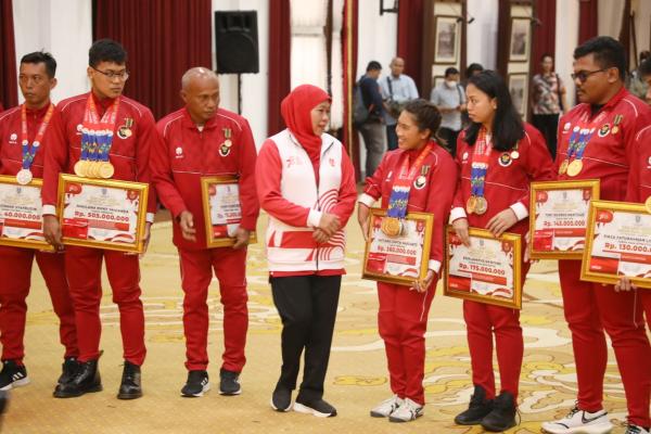 Gubernur Khofifah Beri Penghargaan Jer Basuki Mawa Beya dan Tali Asih Pada Atlet dan Pelatih Jatim