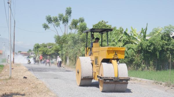 Permudah Akses Warga, PemDes Tanjung Probolinggo Lakukan Pengaspalan Jalan