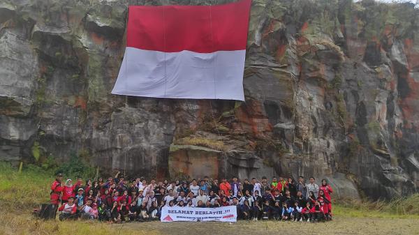 HUT ke-78 RI, Bendera Merah Putih Raksasa Berkibar di Tebing Kaki Gunung Ciremai
