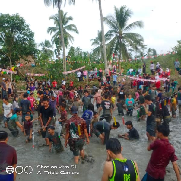 Rayakan HUT RI Ke-78, Warga Kampung Banjar Masin Way Kanan adakan Lomba Menangkap Ikan di Rawa