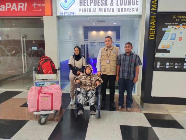 Haji Uma dan Pemda Fasilitasi Pemulangan Janda 55 tahun yang Menderita Sakit Kanker di Malaysia