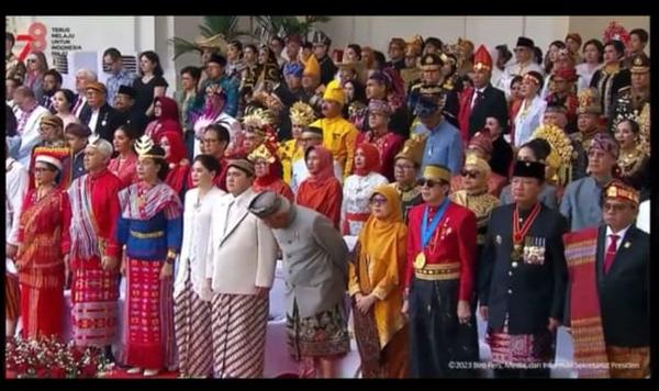 Mengintip Momen Kocak Pak Bas Cek Baju Erick Thohir saat Upacara HUT ke-78 di Istana Negara